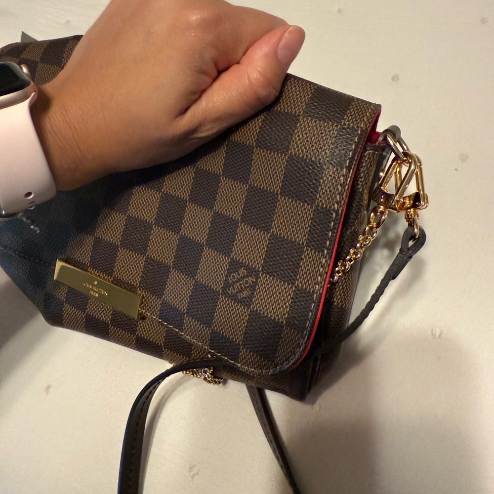Elegant Brown Checkered Crossbody Bag with Gold Accents - Picture 5 of 11